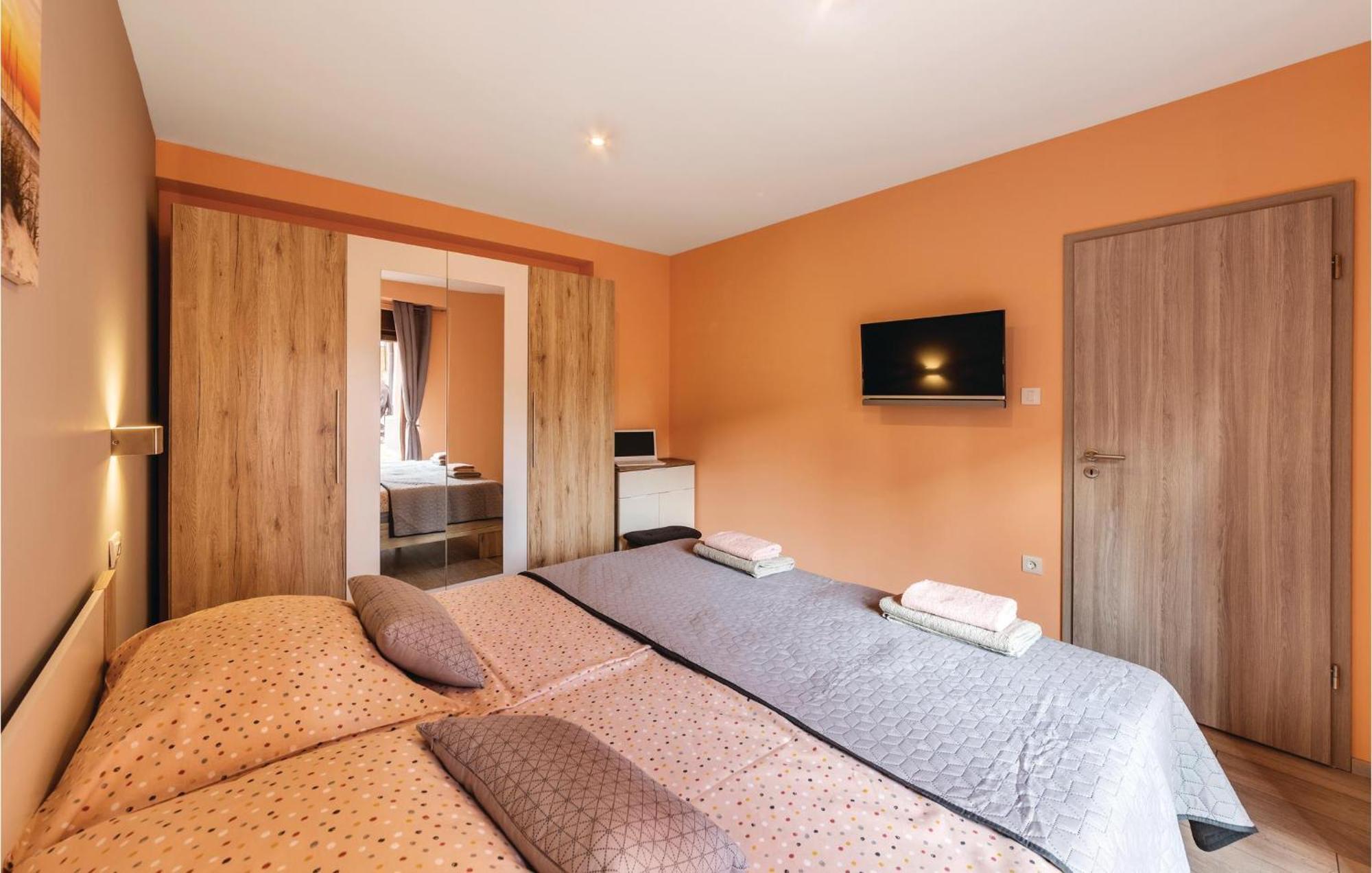 1 Bedroom Stunning Apartment In Пула Экстерьер фото