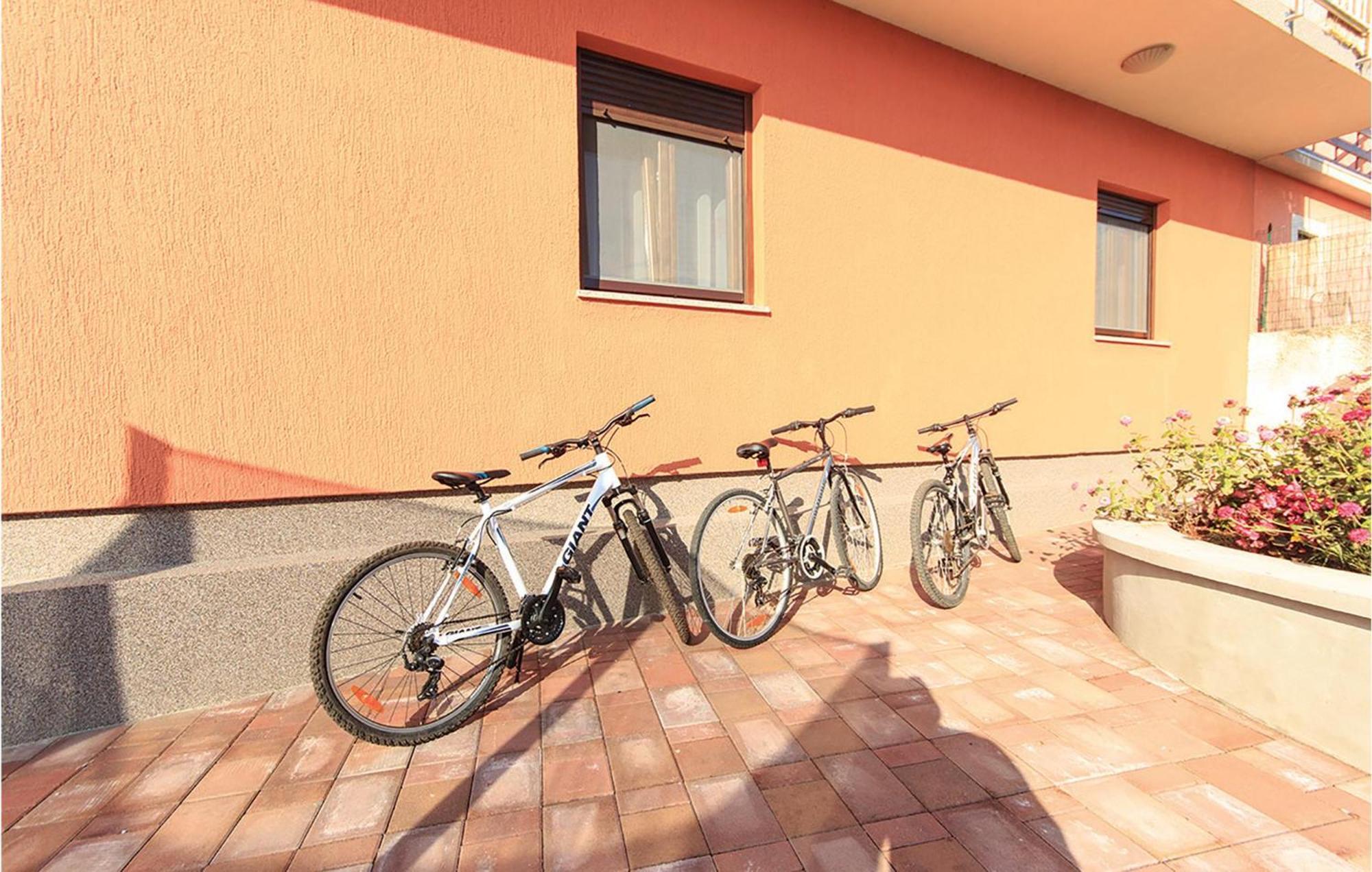 1 Bedroom Stunning Apartment In Пула Экстерьер фото